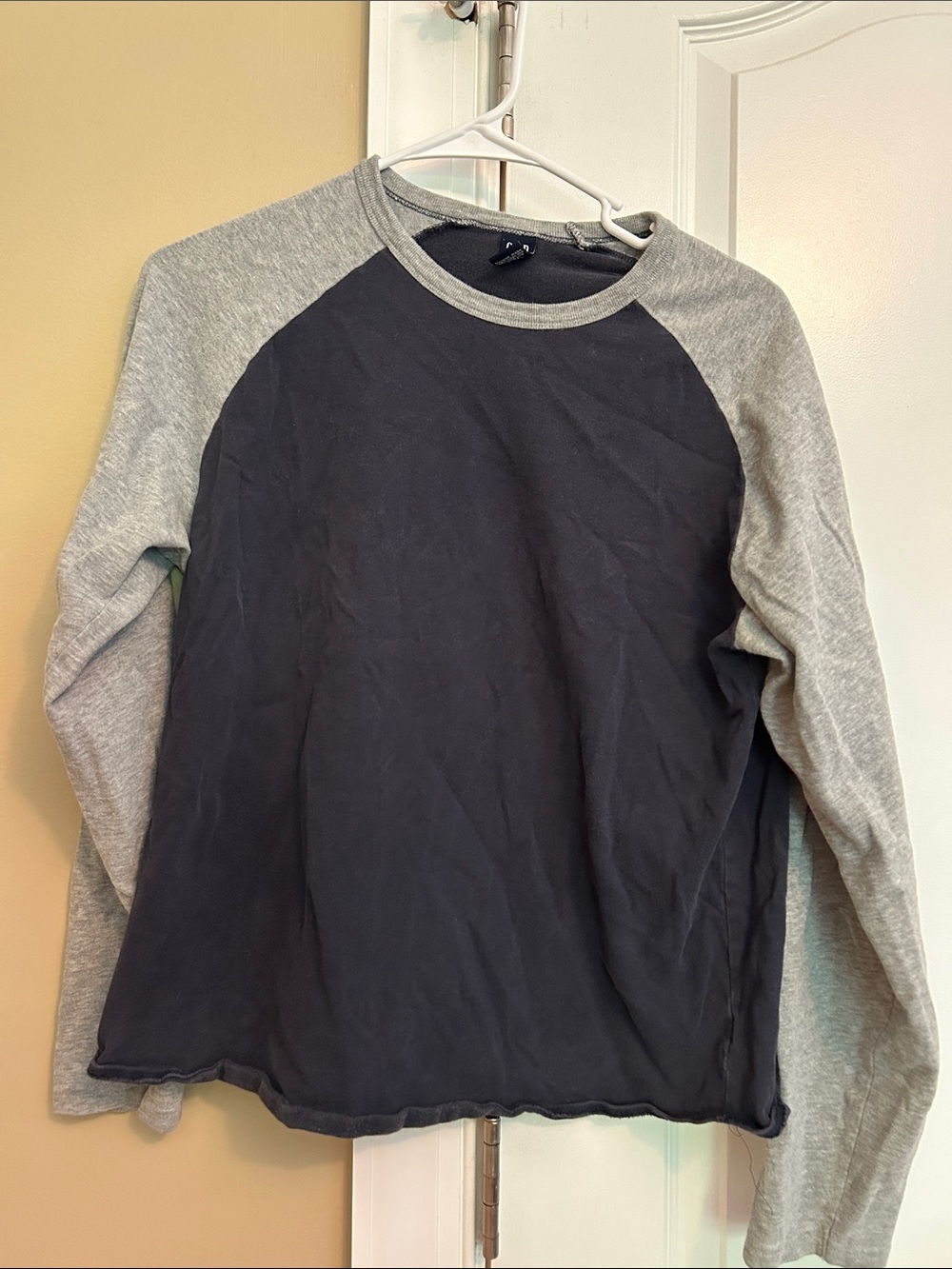 Women’s vintage Gap Two-Tone Raglan Long-Sleeve Shirt - Black & Light Gray